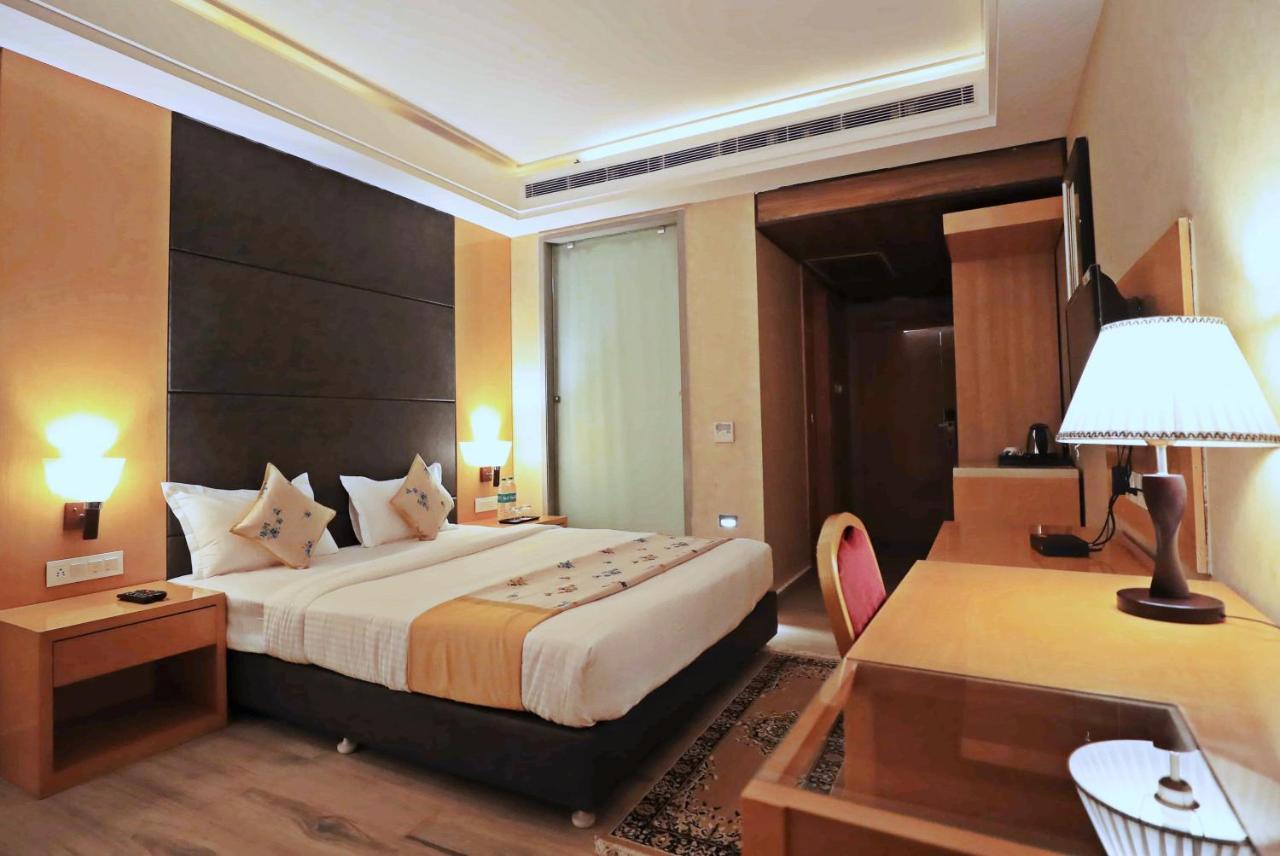 Bindiram Express By Shrigo Hotels Sitapur Muafi المظهر الخارجي الصورة